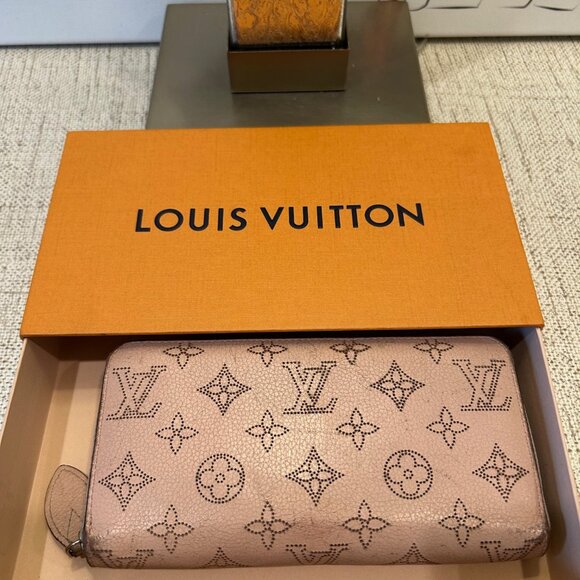 Louis Vuitton Pink Jasmin Mahina Leather Zip Around Wallet - Picture 8 of 12